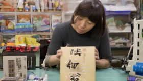 王者荣耀DIY功能引发玩家自定义角色形象热潮，东北雨姐照片上传致游戏账号封禁，官方加强内容审核机制