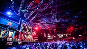 Zeus经纪人驳斥T1 COO：确给出侮辱性报价，手中握有证据；骆歆谈解说主持工资：新人如果没有家里人支持，在上海活不下去！